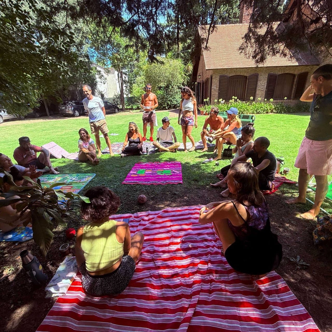 Personas adultas compartiendo una experiencia grupal al aire libre